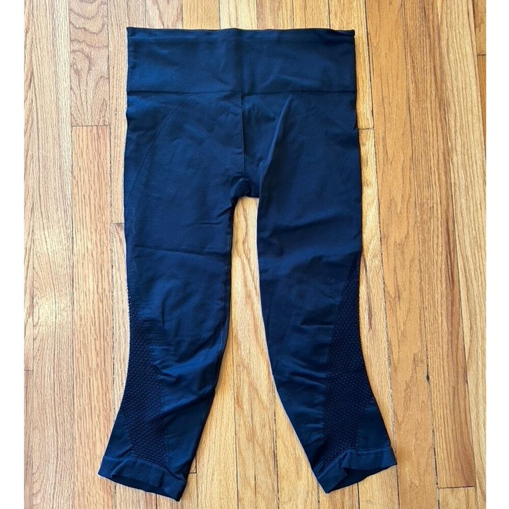 Athleta Leggings, Crop Capri, Breakthrough Laser Cut, black, size M Medium
